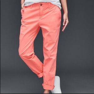 Gap girlfriend chino. Coral color.